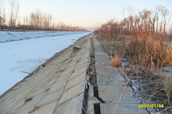 杨家和干渠未采取保温措施的试验段冻胀破坏情况