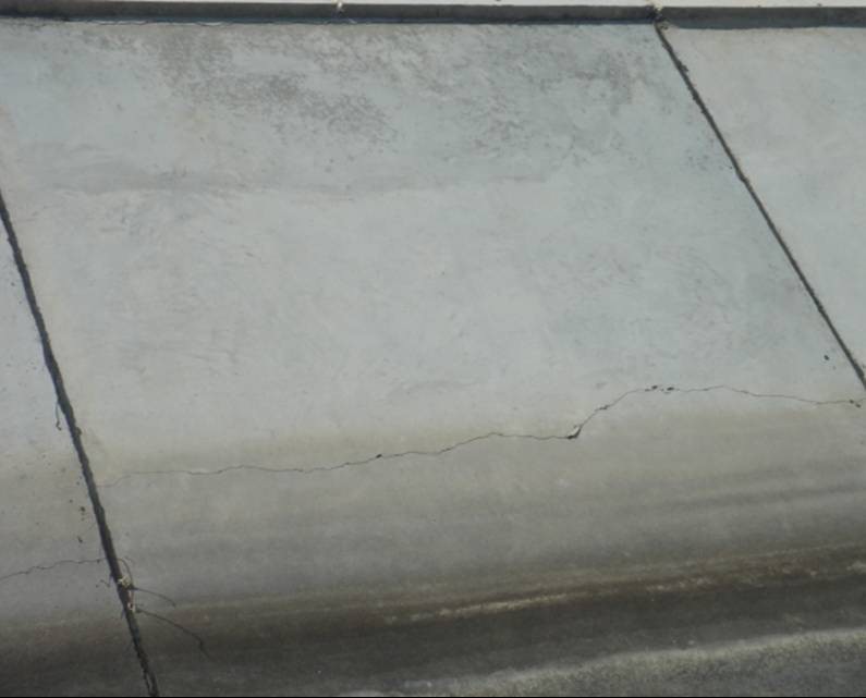 混凝土衬砌板冻胀裂缝照片