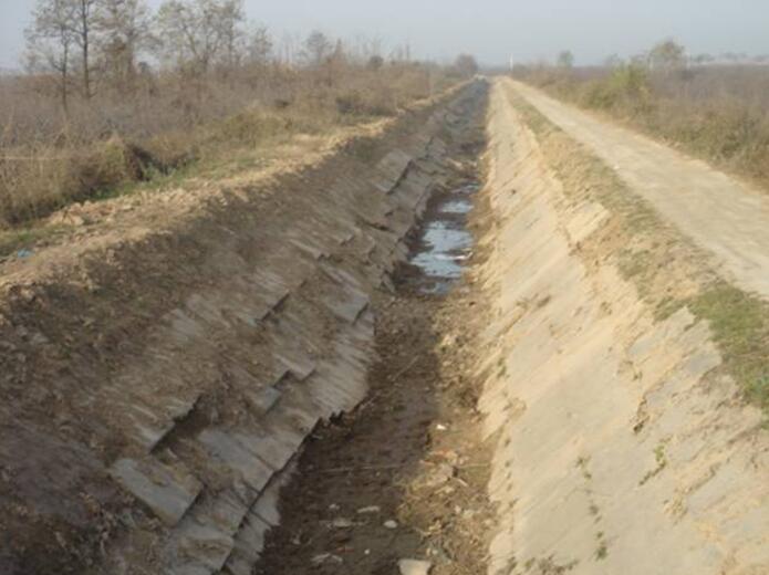 渠坡基土冻融滑坡导致预制混凝土板滑塌破坏照片